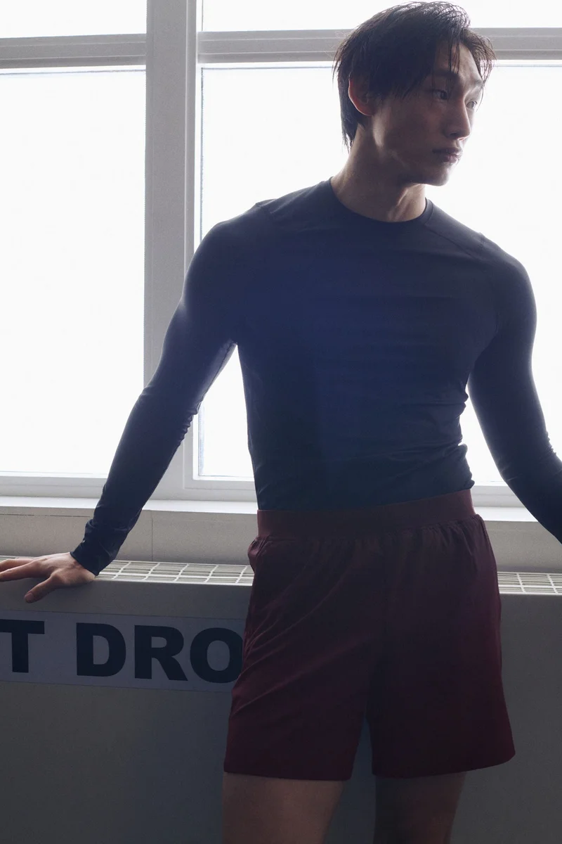 اتش اند ام شورت للركض بطول متوسط من نسيج دراي موف™